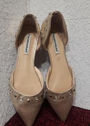 Туфли с камнями.