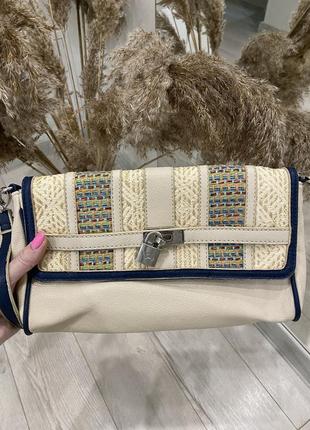 Carpisa-бежевый клатч с элементами вышивки)