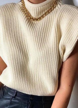 Об'ємні трендові светри з підплічниками😍