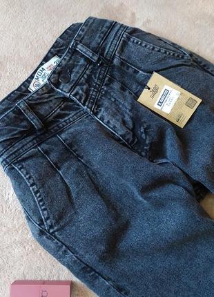 Трендовые тёмно серые укороченные зауженные джинсы mom с защипами3 фото