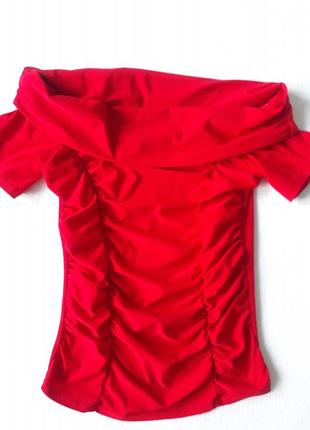 Красная футболка с приспущенными плечами