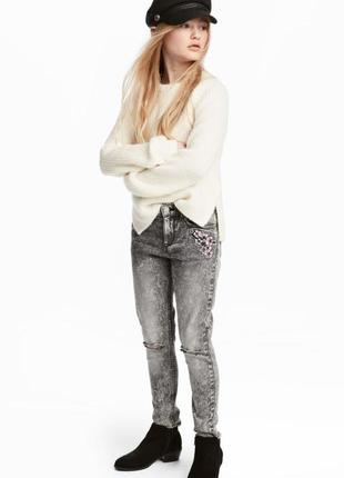 Брендовые серые джинсы с вышивкой и бахромой на девочку158 р., h&m5 фото