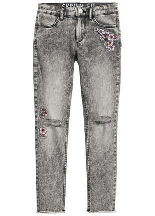 Брендовые серые джинсы с вышивкой и бахромой на девочку158 р., h&m