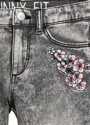 Брендовые серые джинсы с вышивкой и бахромой на девочку158 р., h&m2 фото