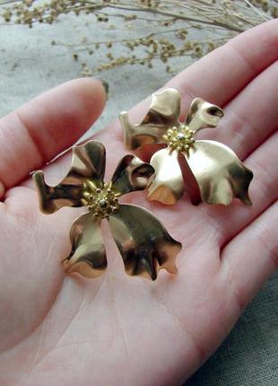 Стильні сережки квітка золотого кольору сережки гвоздики орхідеї. колір золото3 фото