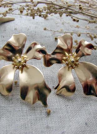 Стильні сережки квітка золотого кольору сережки гвоздики орхідеї. колір золото4 фото
