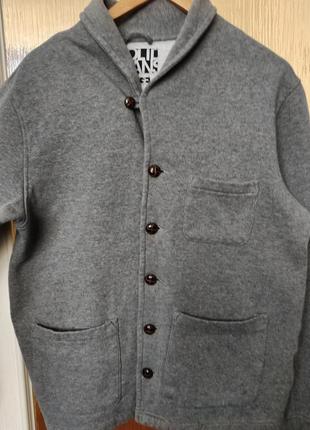 Благородного серого цвета кофта-пиджак.