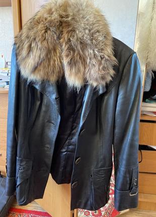 Шкіряний піджак з хутром єнота