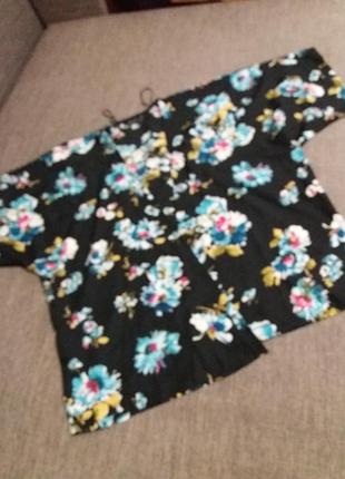 Легкая накидка в цветочный принт