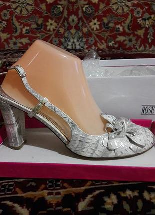 Симпатичные босоножки нарядные серо-серебристого цвета