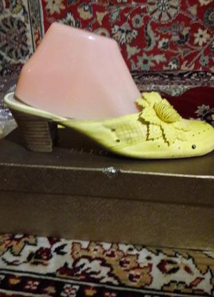 Оригінальні шкіряні шльопанці