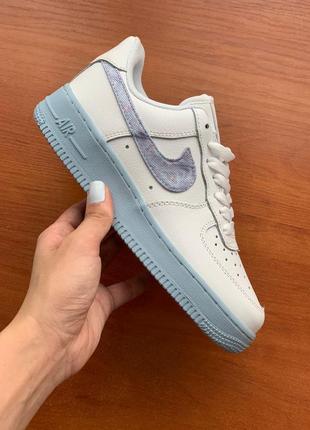 Шикарные женские кроссовки nike air force белые сиреневый логотип