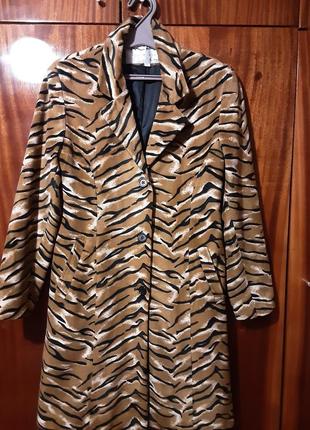Пальто с тигровым принтом без утеплителя р 46-484 фото