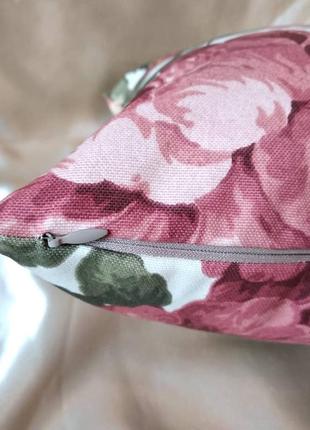 Декоративна наволочка 40*40 з бордовими квітами з цупкої тканини4 фото