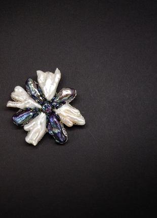 Брошь цветок из барочного жемчуга разных оттенков