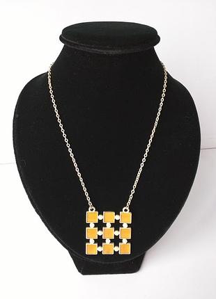 Подвеска оригинальный квадрат украшен бусинами, на белой цепочке.