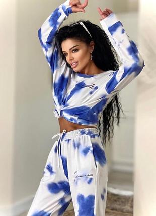 Актуальний костюм у стилі тай-дай