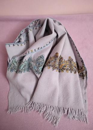 Очень красивый женский шерстяной шарф с двусторонней вышивкой ручная работа