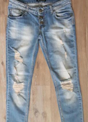 Модные рваные джинсы