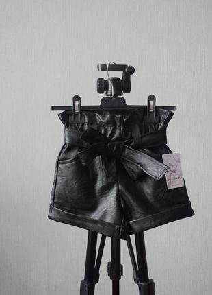 Новые кожаные шорты на резинке снизу з заворотом
