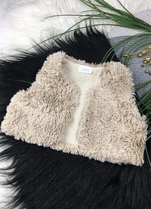 Бежева хутряна жилетка на 6-9 міс