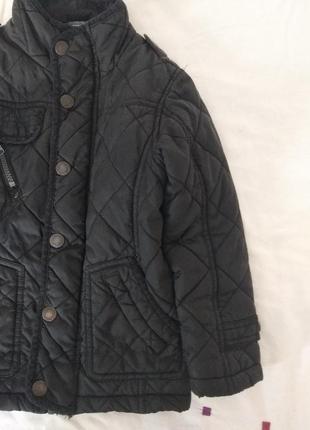 Черная демисезонная стёганая курточка для мальчика от george3 фото