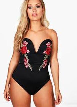 Красивый фирменный боди с вышивкой boohoo