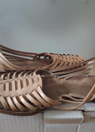 Кожаные босоножки с тонкими ремешками бежевые сандалии бохо7 фото