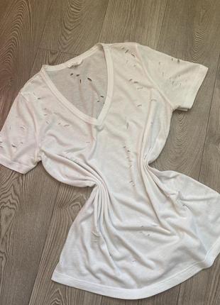 Белая футболка с дирками