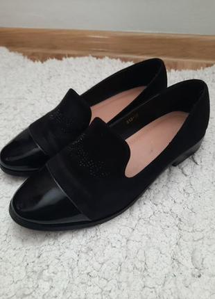 Чорні туфлі на низькому каблуку