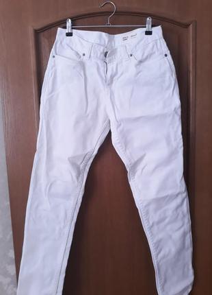 Белые джинсы.