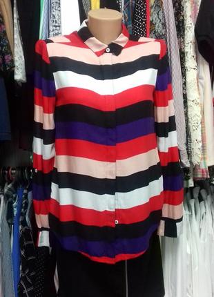 Блуза в яркую полоску.