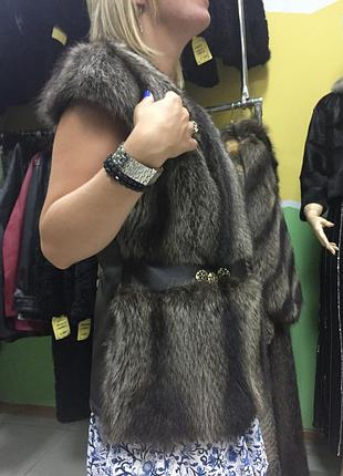 Жилет из меха енота