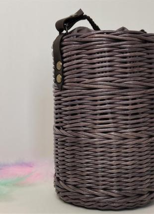 Сумка бочонок темно фиалетовая плетеная с длинной ручкой5 фото