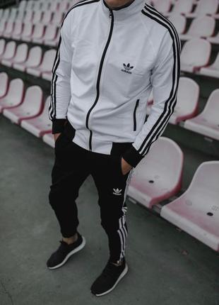 Спортивный костюм от адидас!