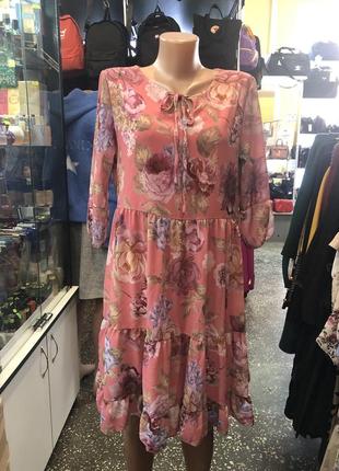Платье цвета коралл в цветочный принт