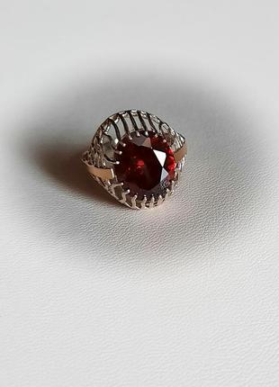 🫧 17 размер кольцо серебро с золотом цирконий красный3 фото