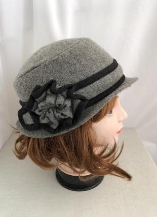Шляпа 54-56 шерсть трикотаж серая с черным цветок