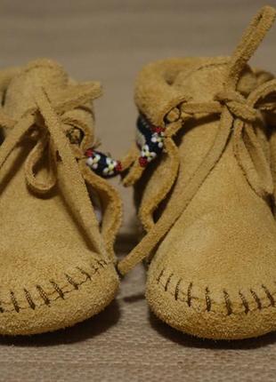 Очаровательные замшевые фирменные пинетки minnetonka moccasin сша 2 р ( 10,2 см.)2 фото