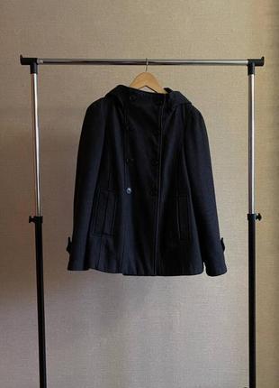 Короткое темно-серое двубортное пальто с шерстью в составе