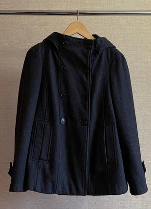 Короткое темно-серое двубортное пальто с шерстью в составе2 фото