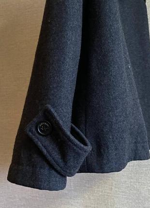 Короткое темно-серое двубортное пальто с шерстью в составе4 фото