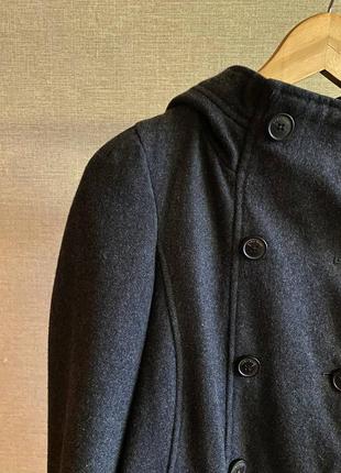 Короткое темно-серое двубортное пальто с шерстью в составе5 фото