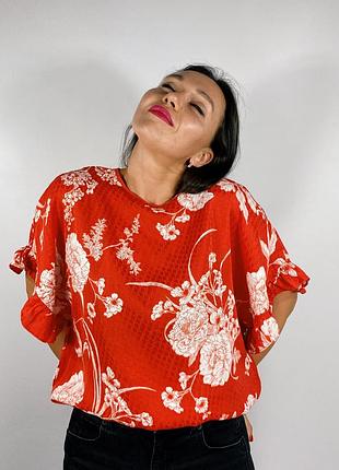 Яркая блуза в цветочный принт