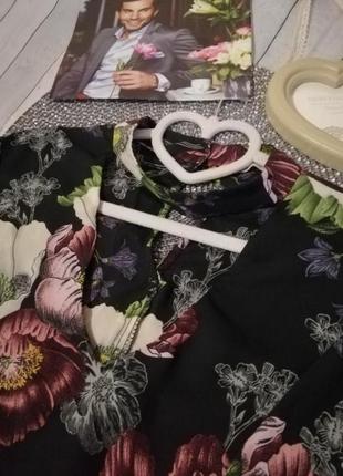 Чорна блузка з чокером в квітковий принт рукава ліхтариком сорочка в квіточку3 фото