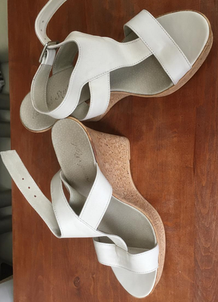 Босоножки на танкетке