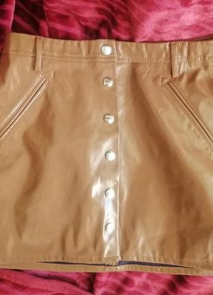 Лаковая кожаная латексная юбка на пуговицах bershka бершка