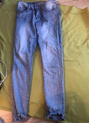 Джинси на 42 розмір. тягнуться