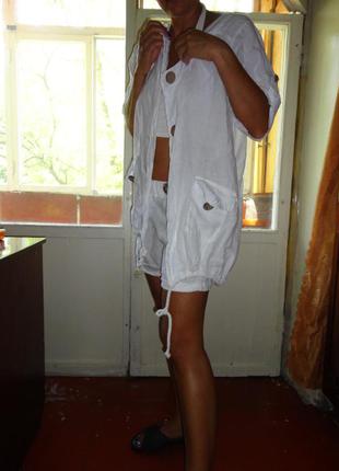 Стильная белая  туника из льна с большими деревянными пуговицами.