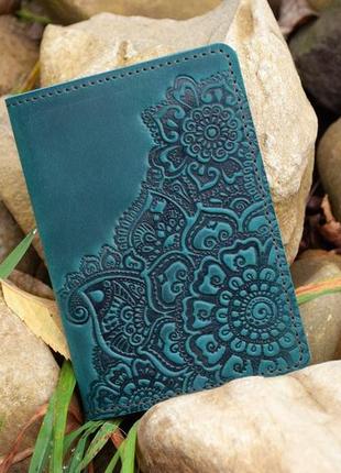 Кожаная обложка для паспорта женская с тиснением цветами темно-бирюзовая1 фото